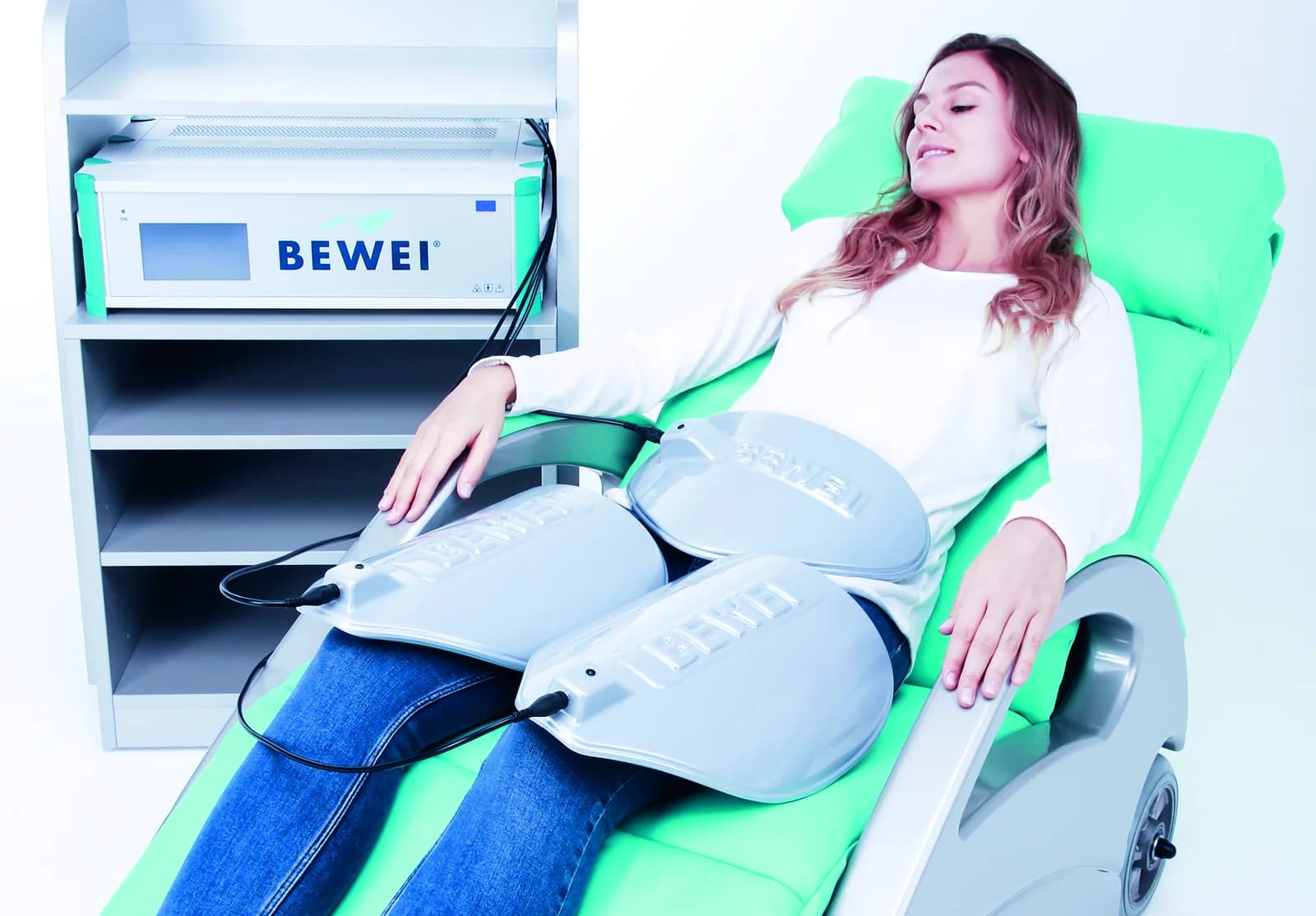 BEWEI Body — Ganzkörper-Behandlung mit Kompressions-Lymphdrainage auf der BEWEI-Liege
