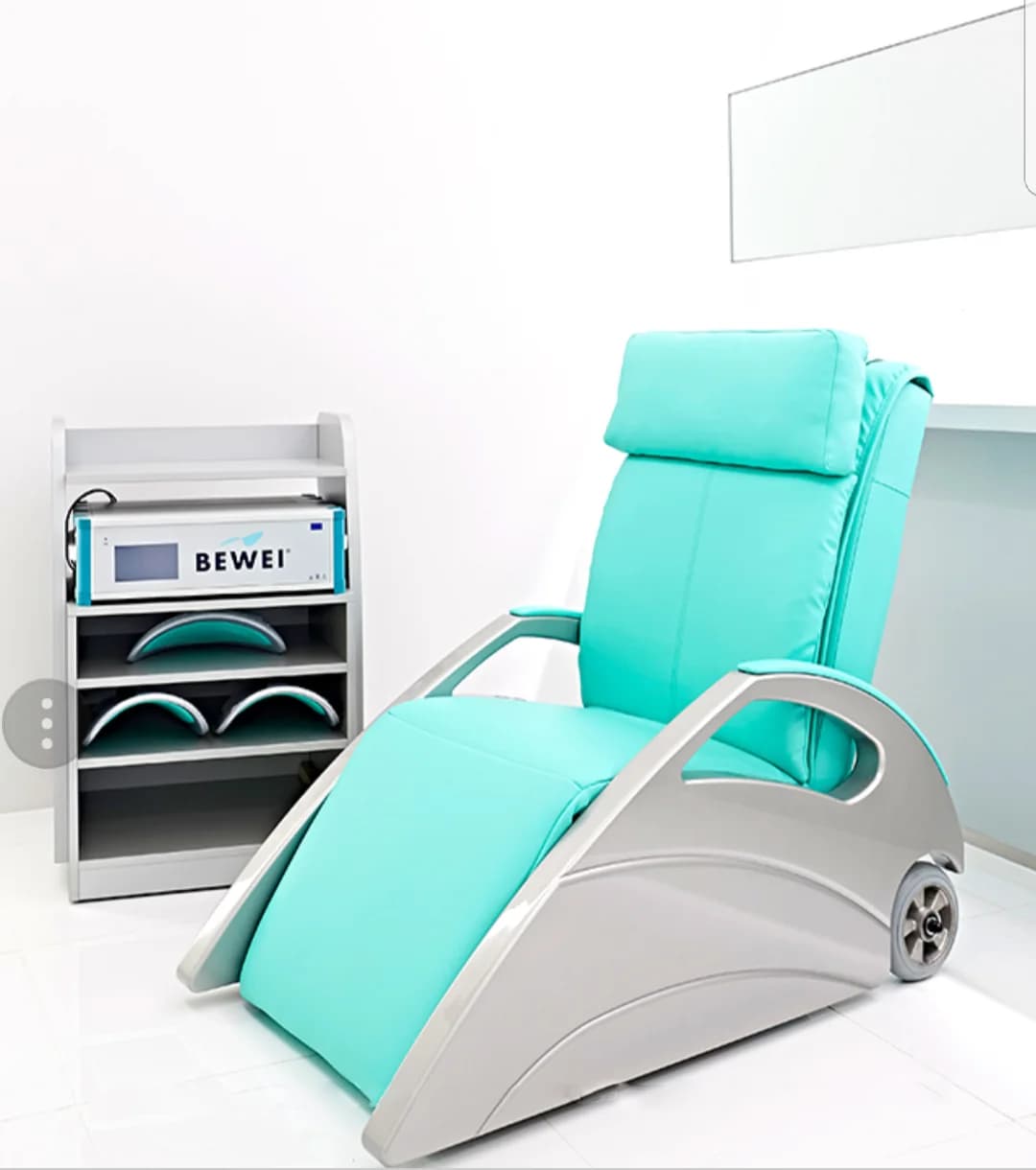 BEWEI Lounge-Sessel in Markenblau — puristisches, helles Behandlungsambiente