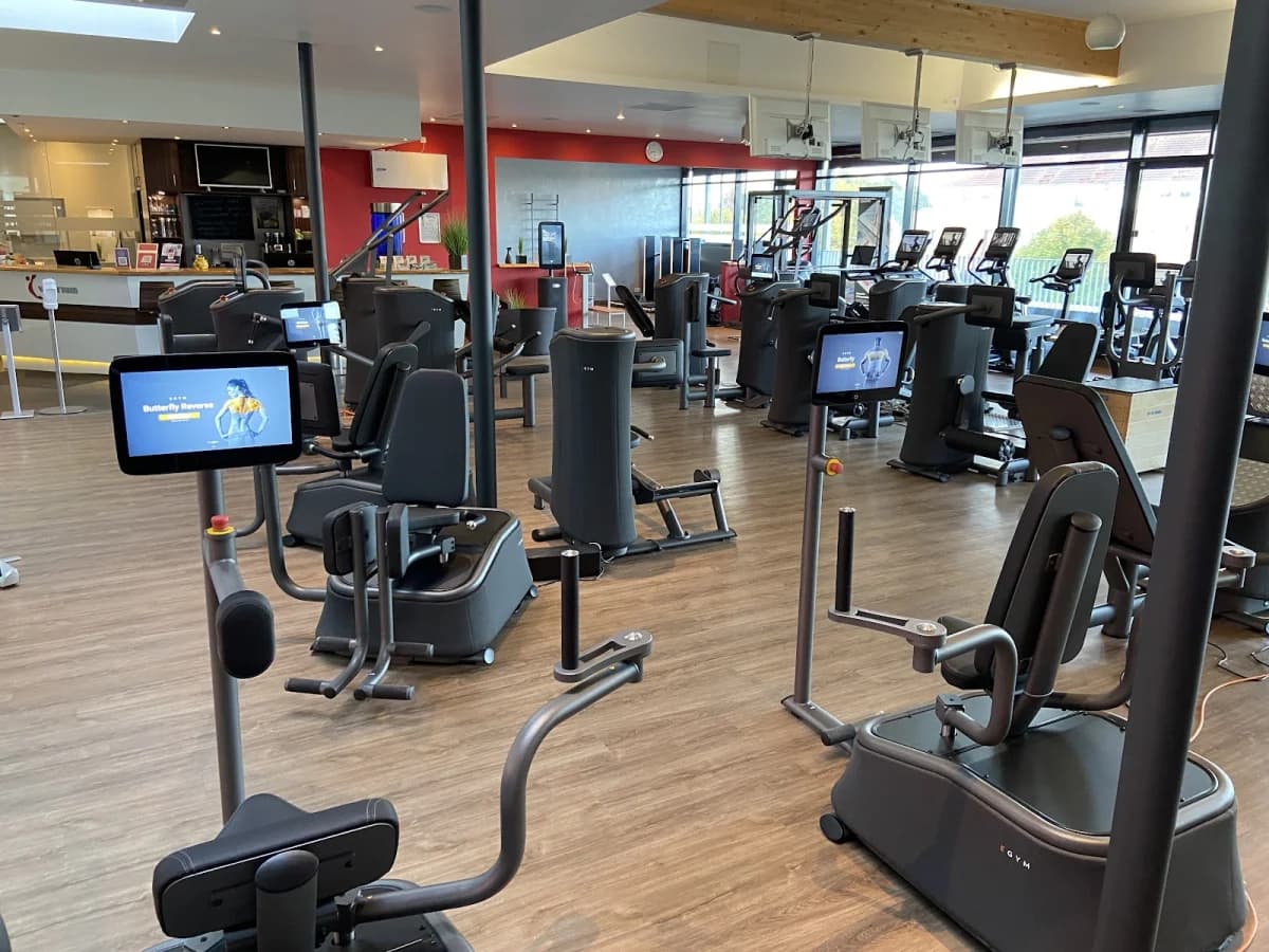 VITARIUM Trainingsfläche mit EGYM Smart Strength Geräten